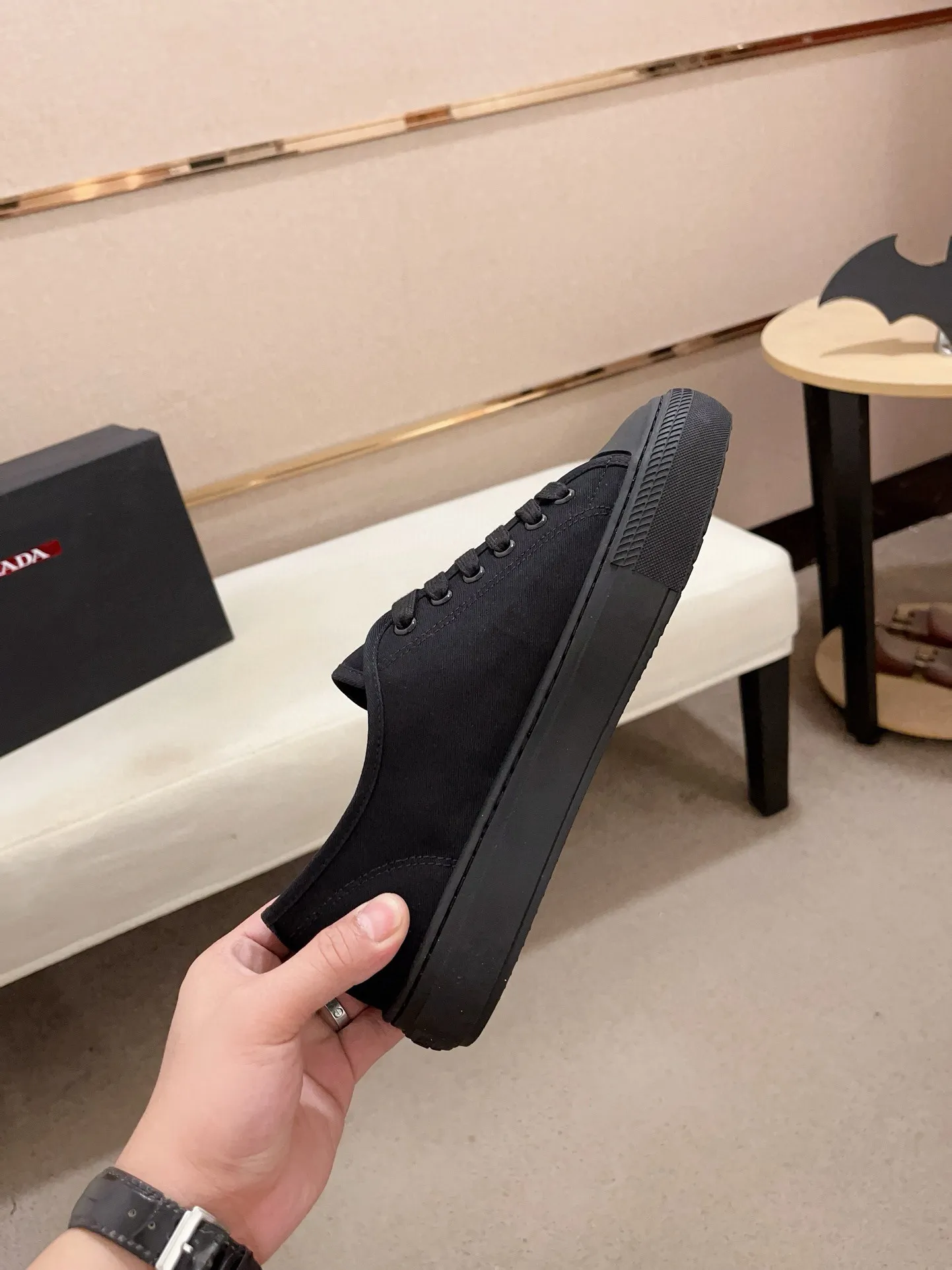 Men's shoes 💰 580💰 ✔️✔️✔️High-quality new PRADA counters are launched at the same time. The new men's shoes and 😘fabrics are selected from first-layer cowhide and are made by pure handicrafts. Lining: Full cowhide lining. 👍🏿 High-end ☄️ air-cushion molded anti-slip rubber outsole, exquisite lines, simple and elegant, comfortable and high-end for leisure travel. Code number: 38 to 44 (45 can be customized)